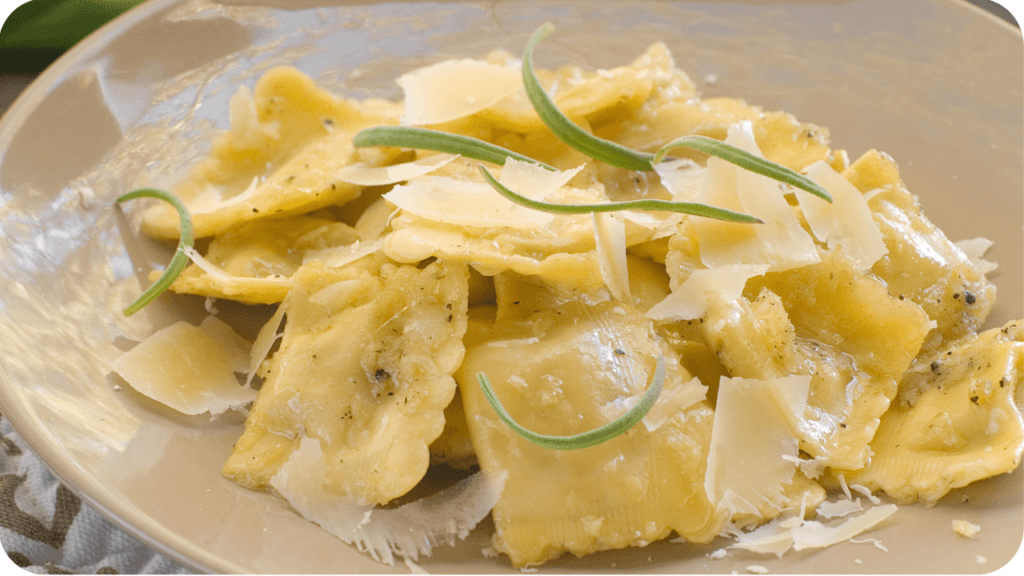 ravióli de queijo com molho de manteiga