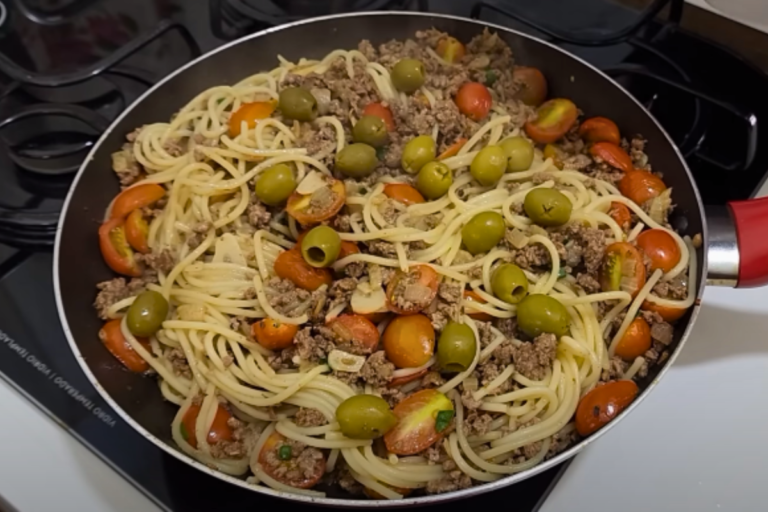 Macarrão na manteiga com carne moída